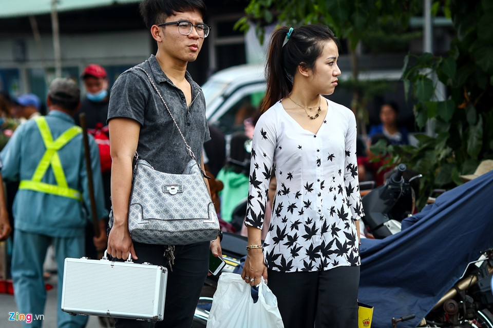 Người dân lỉnh kỉnh trở về TP Hồ Chí Minh dưới cái nắng 35 độ C nguoi dan linh kinh tro ve tp ho chi minh duoi cai nang 35 do c