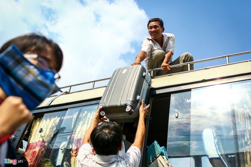 Người dân lỉnh kỉnh trở về TP Hồ Chí Minh dưới cái nắng 35 độ C nguoi dan linh kinh tro ve tp ho chi minh duoi cai nang 35 do c