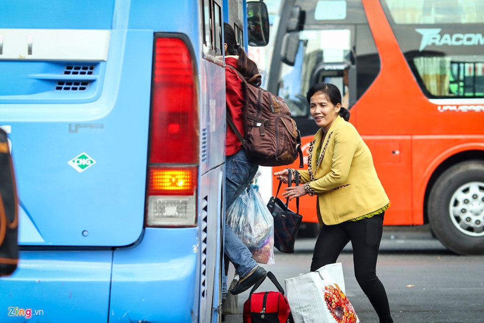 Người dân lỉnh kỉnh trở về TP Hồ Chí Minh dưới cái nắng 35 độ C nguoi dan linh kinh tro ve tp ho chi minh duoi cai nang 35 do c