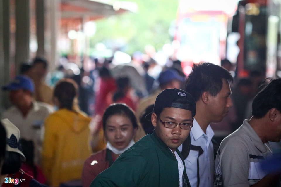Người dân lỉnh kỉnh trở về TP Hồ Chí Minh dưới cái nắng 35 độ C nguoi dan linh kinh tro ve tp ho chi minh duoi cai nang 35 do c