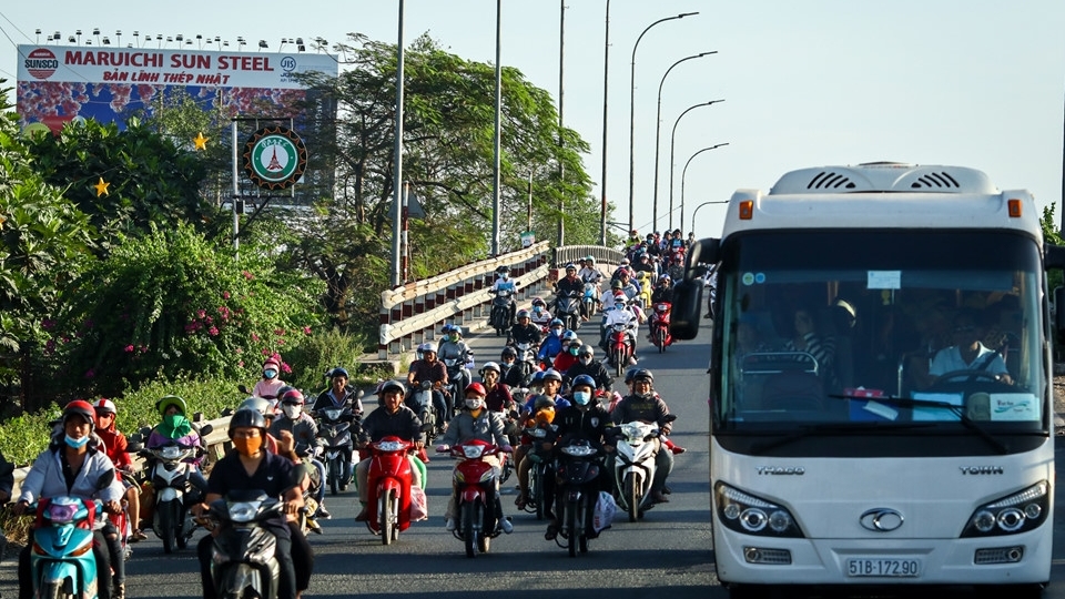 Người dân lỉnh kỉnh trở về TP Hồ Chí Minh dưới cái nắng 35 độ C