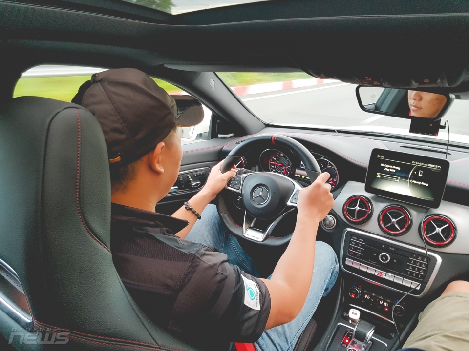 Lên núi xuống biển cùng Mercedes-Benz CLA 45 AMG len nui xuong bien cung mercedes benz cla 45 amg
