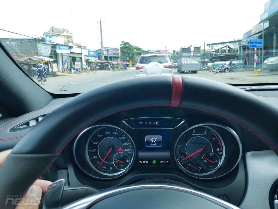Lên núi xuống biển cùng Mercedes-Benz CLA 45 AMG len nui xuong bien cung mercedes benz cla 45 amg