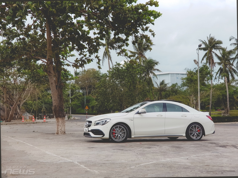 Lên núi xuống biển cùng Mercedes-Benz CLA 45 AMG len nui xuong bien cung mercedes benz cla 45 amg