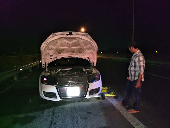 xe audi 2 cua phat hoa tren duong cao toc