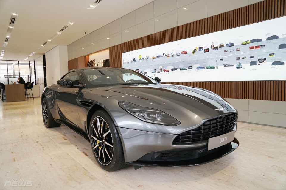 Cận cảnh siêu xe Anh Quốc Aston Martin DB11 chính hãng đầu tiên Việt Nam can canh sieu xe anh quoc aston martin db11 chinh hang dau tien viet nam