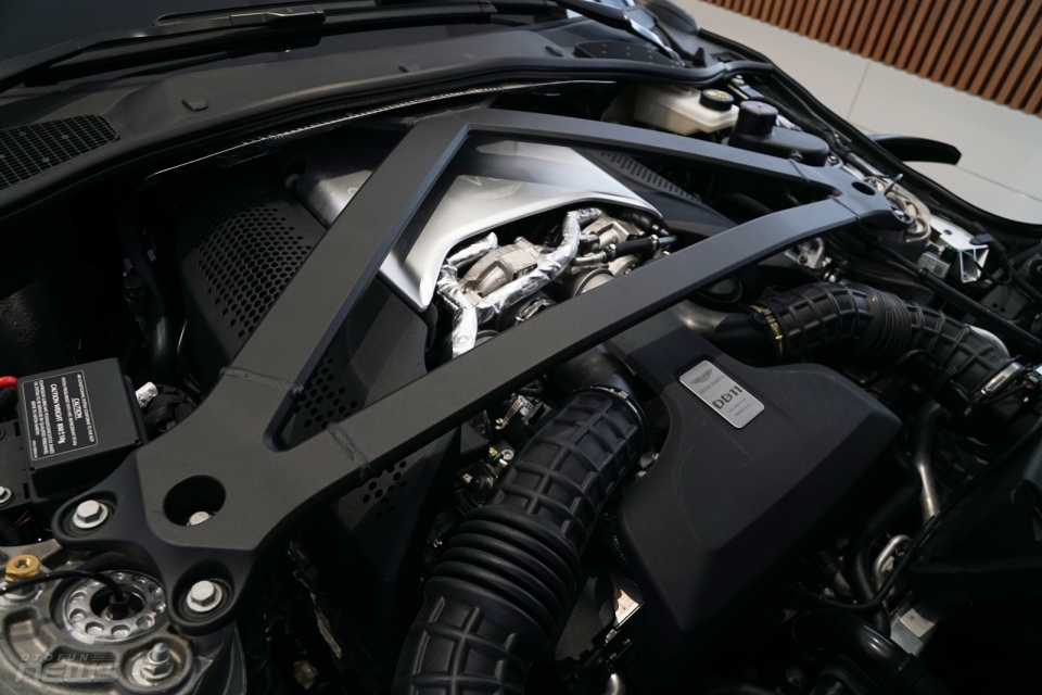 Cận cảnh siêu xe Anh Quốc Aston Martin DB11 chính hãng đầu tiên Việt Nam can canh sieu xe anh quoc aston martin db11 chinh hang dau tien viet nam
