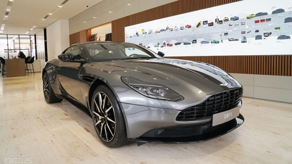 Cận cảnh siêu xe Anh Quốc Aston Martin DB11 chính hãng đầu tiên Việt Nam