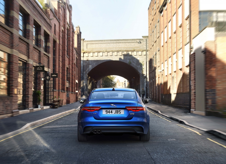 Jaguar XE 2019: Thay đổi toàn diện từ trong ra ngoài jaguar xe 2019 thay doi toan dien tu trong ra ngoai