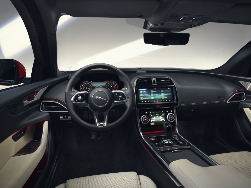 Jaguar XE 2019: Thay đổi toàn diện từ trong ra ngoài jaguar xe 2019 thay doi toan dien tu trong ra ngoai