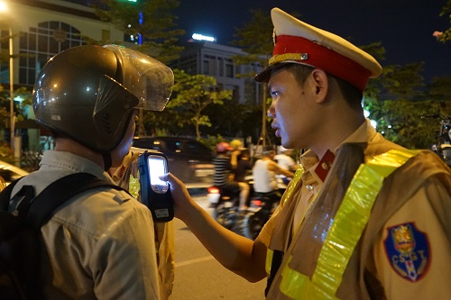 Đo nồng độ cồn: Dùng riêng ống thổi, sát khuẩn thiết bị đo Đo nồng độ cồn: Dùng riêng ống thổi, sát khuẩn thiết bị đo