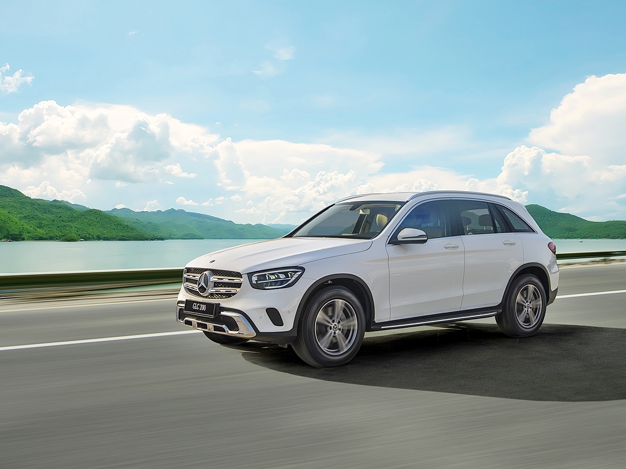 mercedes benz gioi thieu glc 200 va glc 200 4matic voi gia tu 1749 ty dong