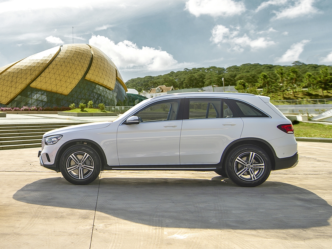 mercedes benz gioi thieu glc 200 va glc 200 4matic voi gia tu 1749 ty dong