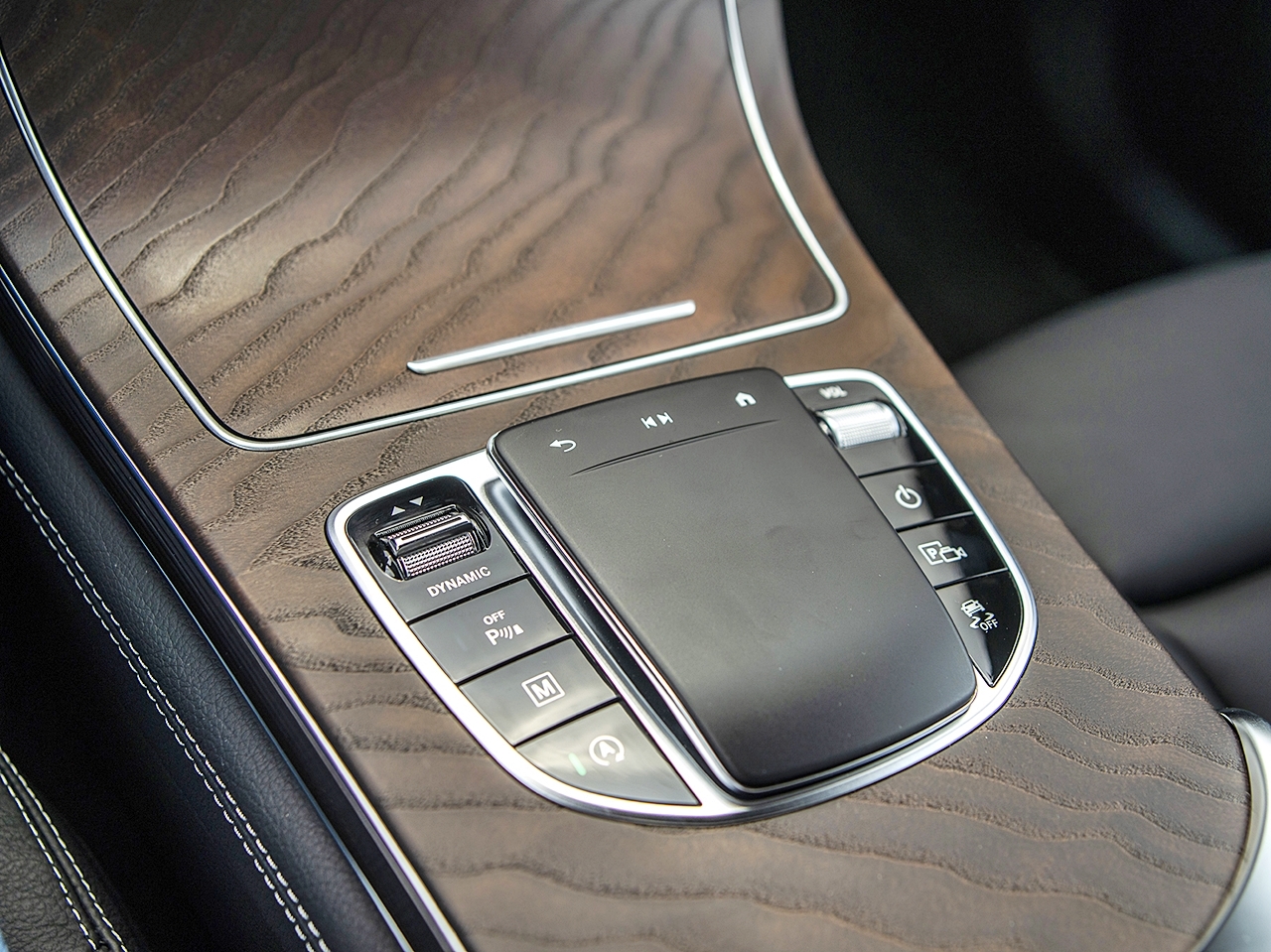 Mercedes-Benz giới thiệu GLC 200 và GLC 200 4MATIC với giá từ 1,749 tỷ đồng mercedes benz gioi thieu glc 200 va glc 200 4matic voi gia tu 1749 ty dong