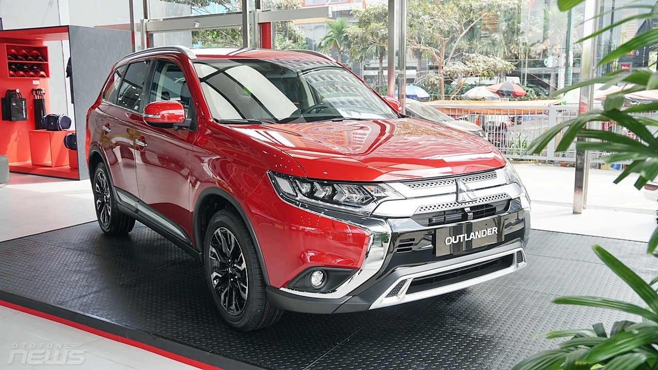 Mitsubishi Outlander giảm giá trăm triệu tại đại lý, quyết đấu Honda CR-V