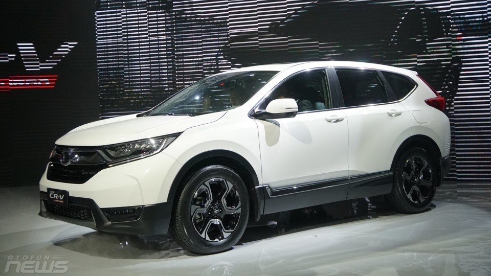 Mitsubishi Outlander và Honda CR-V: Kẻ tám lạng người nửa cân mitsubishi outlander va honda cr v ke tam lang nguoi nua can
