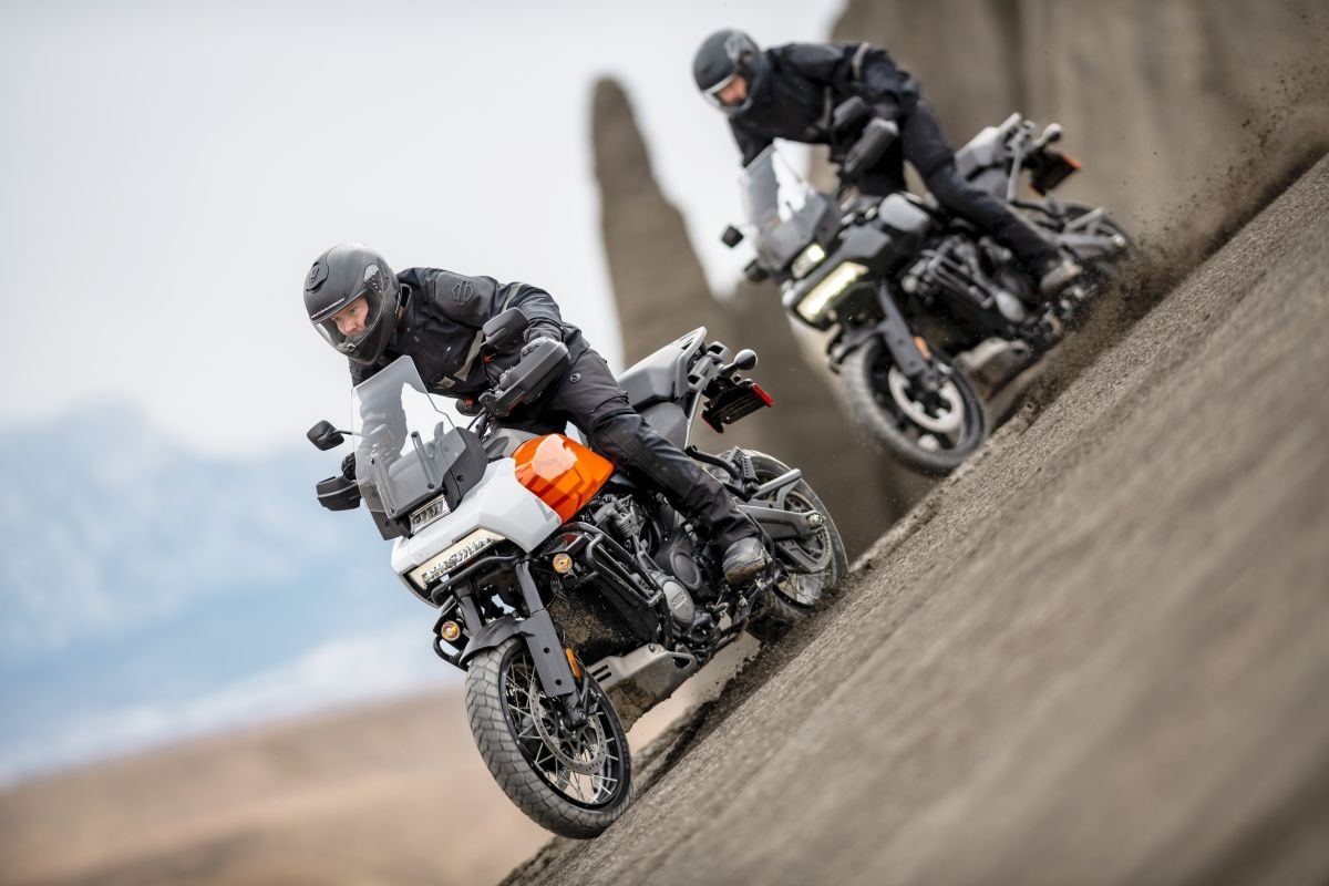 Harley-Davidson giới thiệu bộ đôi Adventure đầu tiên Harley-Davidson giới thiệu bộ đôi Adventure đầu tiên