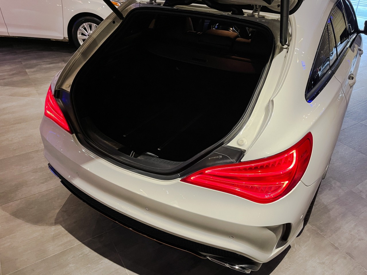 'Hàng độc' Mercedes Benz CLA 45 AMG Shooting Brake lên sàn với giá 1,7 tỷ đồng