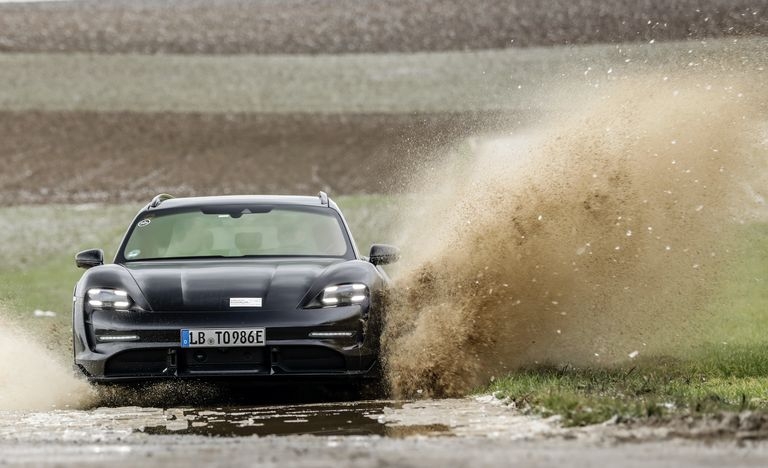 Người mua Porsche Taycan sẽ phải chờ hơn 6 tháng Người mua Porsche Taycan sẽ phải chờ hơn 6 tháng