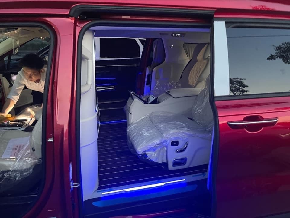 Cận cảnh Kia Carnival Royal với 2 chỗ ngồi hạng thương gia