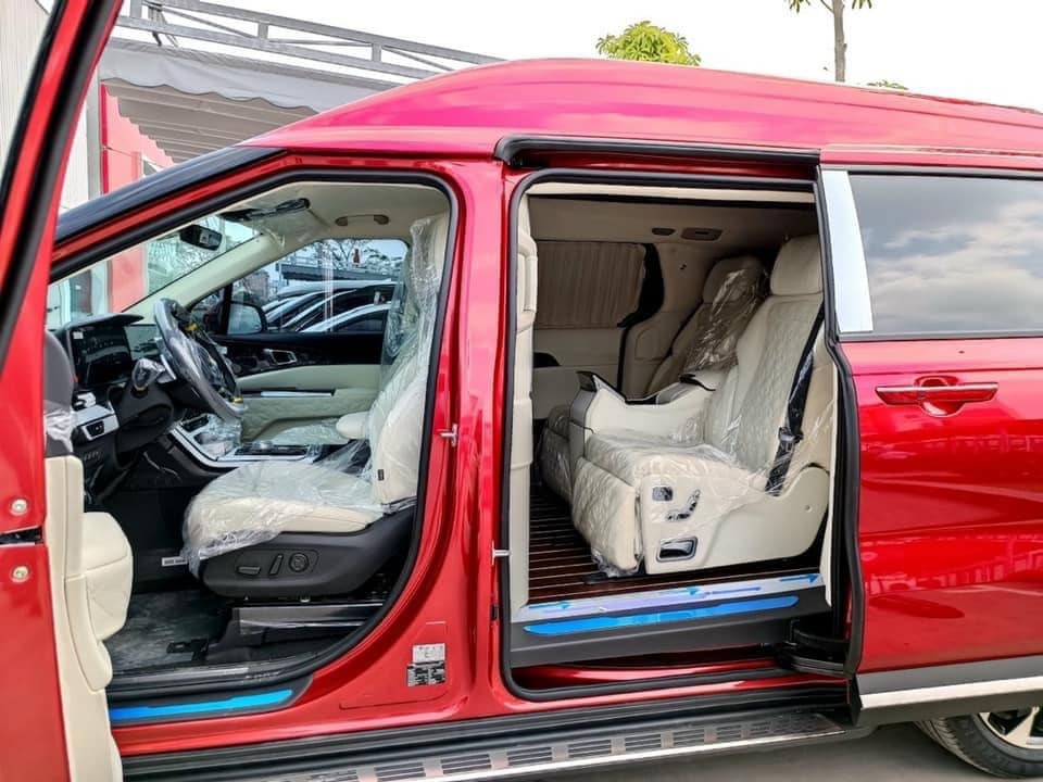 Cận cảnh Kia Carnival Royal với 2 chỗ ngồi hạng thương gia