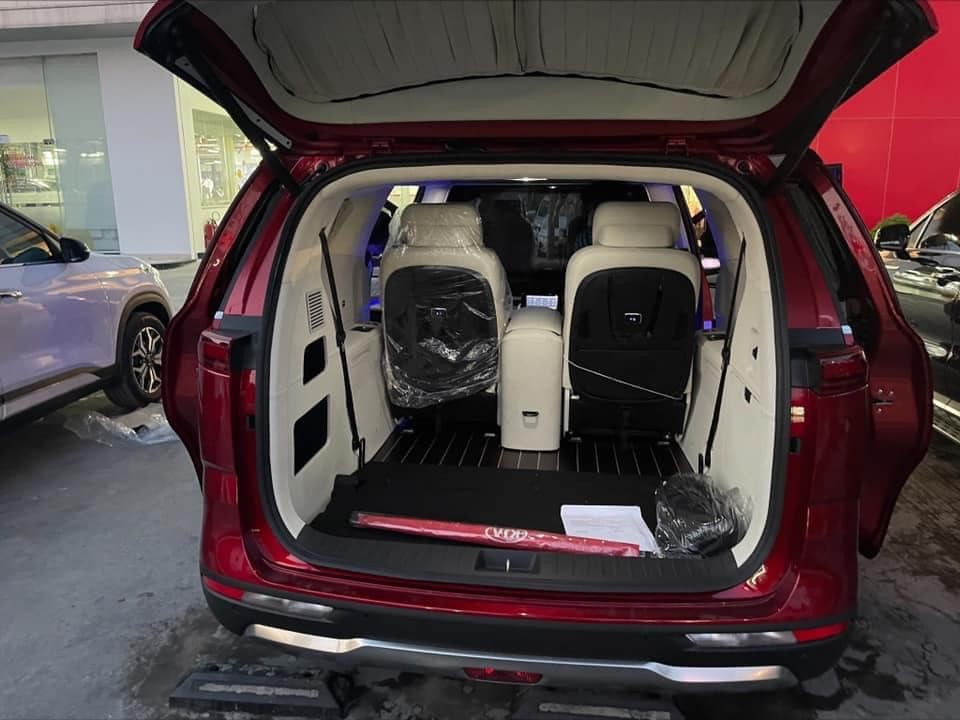 Cận cảnh Kia Carnival Royal với 2 chỗ ngồi hạng thương gia