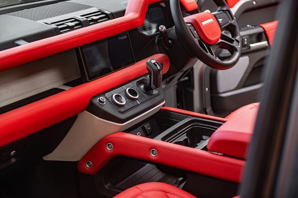 Land Rover Defender độ thân rộng hầm hố