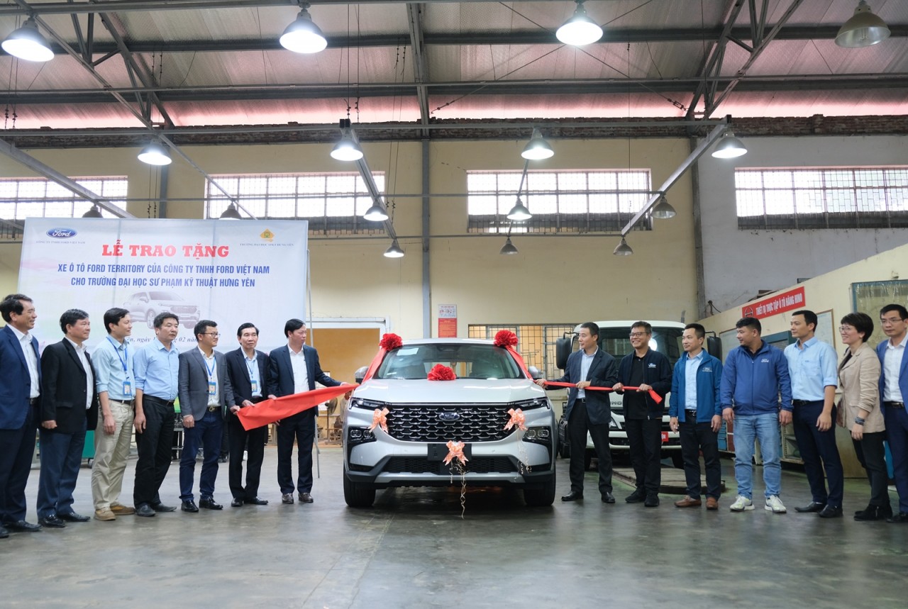 Ford Việt Nam trao tặng động cơ, hộp số và xe mới cho các trường kỹ thuật Ford Việt Nam trao tặng động cơ, hộp số và xe mới cho các trường kỹ thuật