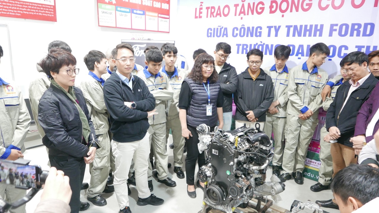 Ford Việt Nam trao tặng động cơ, hộp số và xe mới cho các trường kỹ thuật Ford Việt Nam trao tặng động cơ, hộp số và xe mới cho các trường kỹ thuật