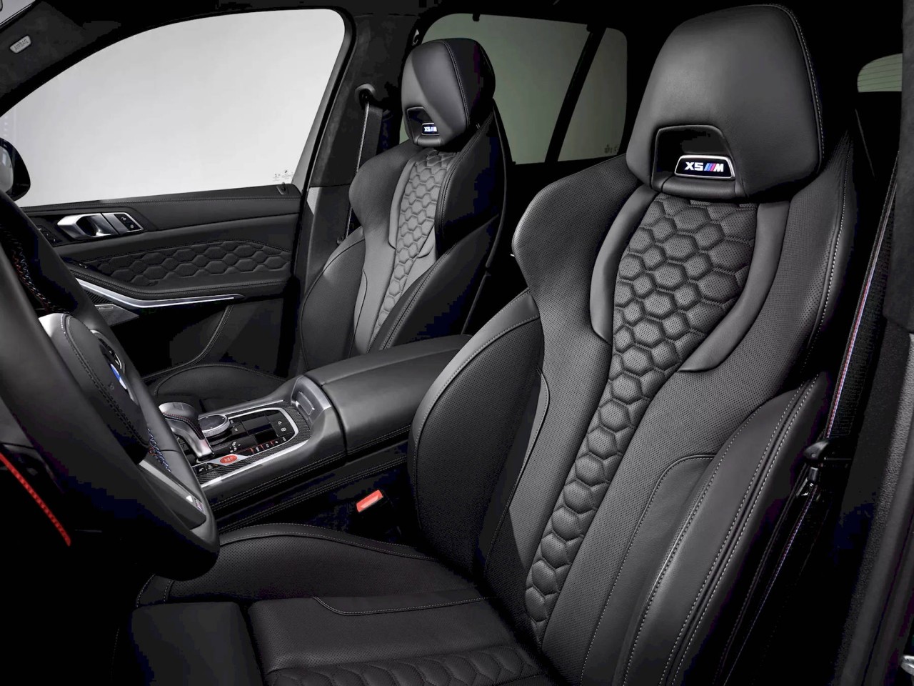 BMW giới thiệu "bộ đôi" xe hiệu năng cao X5 M 2024 và X6 M 2024 BMW giới thiệu "bộ đôi" xe hiệu năng cao X5 M 2024 và X6 M 2024