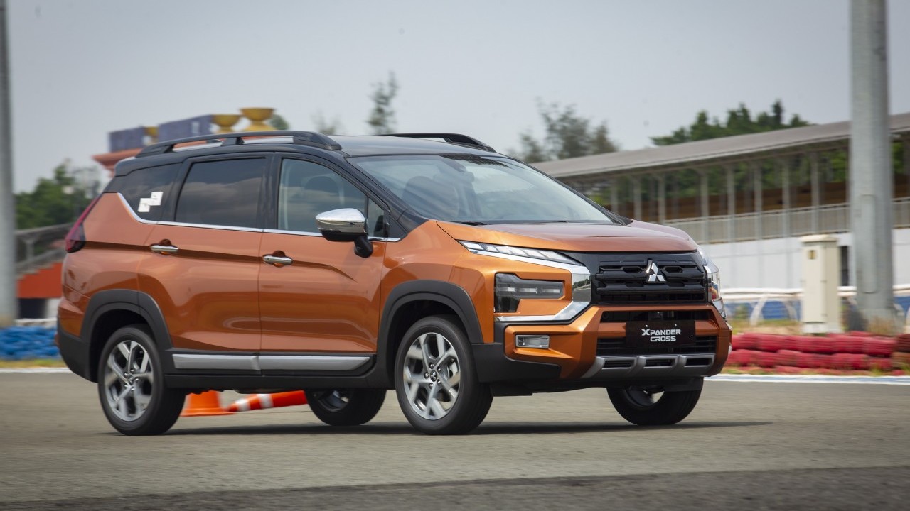 Cùng mức giá 698 triệu, Mitsubishi Xpander Cross khác Toyota Veloz Cross Top ở điểm gì?