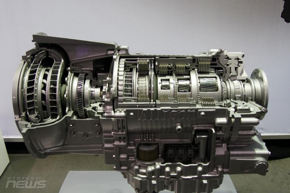 ud trucks ra mat xe tai croner moi voi nhieu tuy chon phong phu