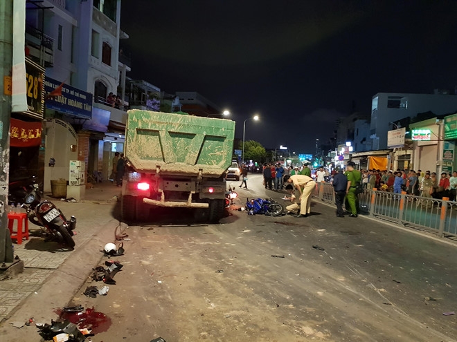 TP Hồ Chí Minh: Xe ben cuốn gần 10 xe máy vào gầm tp ho chi minh xe ben cuon gan 10 xe may vao gam