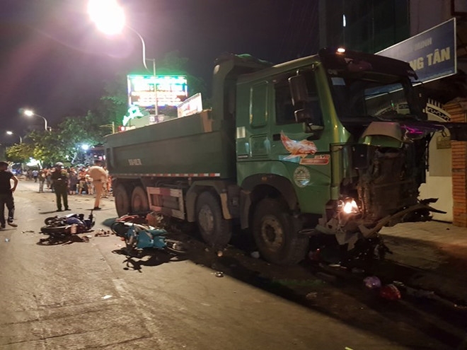 TP Hồ Chí Minh: Xe ben cuốn gần 10 xe máy vào gầm tp ho chi minh xe ben cuon gan 10 xe may vao gam