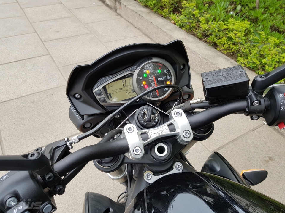 triumph street triple s naked bike 800cc danh cho nguoi moi