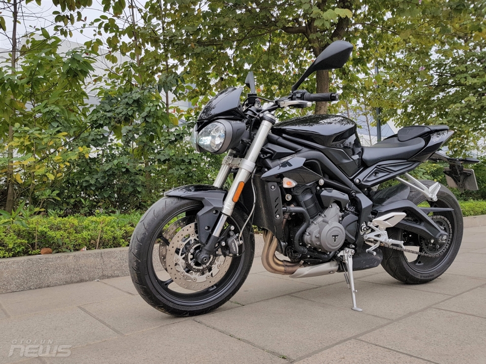triumph street triple s naked bike 800cc danh cho nguoi moi