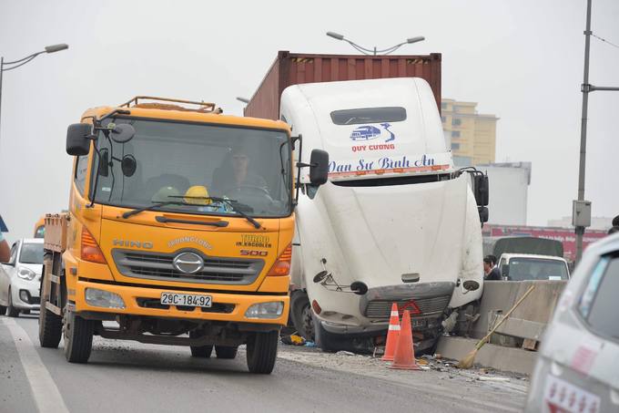 Hà Nội: Xe container đâm dải phân cách, vành đai 3 ùn tắc nhiều giờ ha noi xe container dam dai phan cach vanh dai 3 un tac nhieu gio