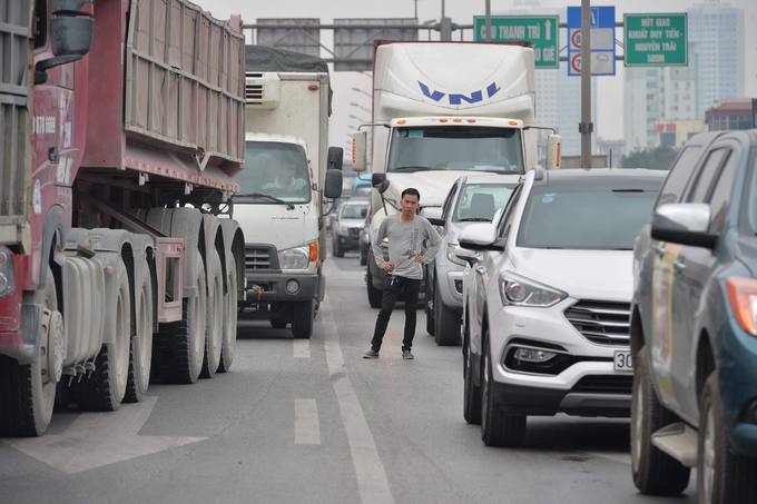 Hà Nội: Xe container đâm dải phân cách, vành đai 3 ùn tắc nhiều giờ ha noi xe container dam dai phan cach vanh dai 3 un tac nhieu gio
