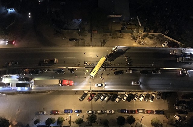 Xe khách "vắt vẻo" dải phân cách, đường trên cao ùn tắc suốt đêm xe khach vat veo dai phan cach duong tren cao un tac suot dem