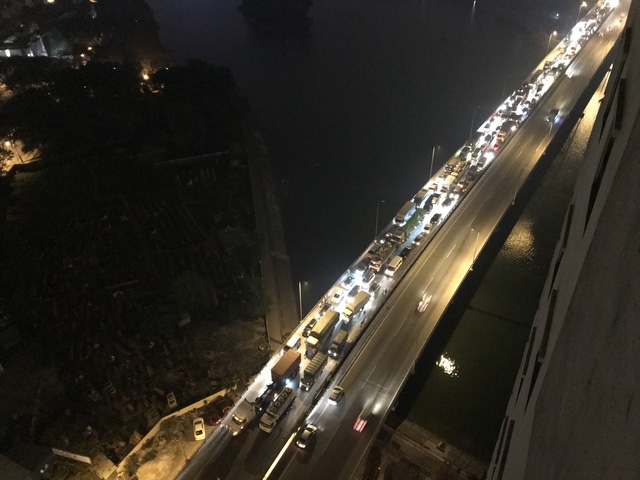 Xe khách "vắt vẻo" dải phân cách, đường trên cao ùn tắc suốt đêm xe khach vat veo dai phan cach duong tren cao un tac suot dem
