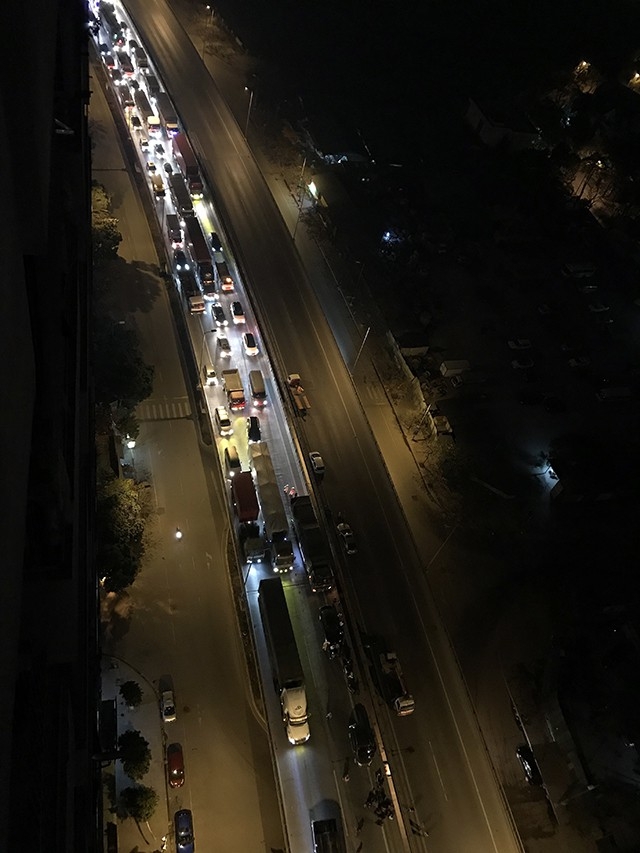 Xe khách "vắt vẻo" dải phân cách, đường trên cao ùn tắc suốt đêm xe khach vat veo dai phan cach duong tren cao un tac suot dem