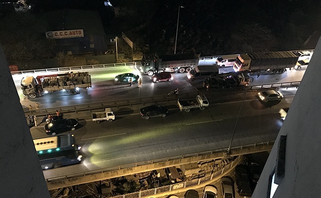 Xe khách "vắt vẻo" dải phân cách, đường trên cao ùn tắc suốt đêm xe khach vat veo dai phan cach duong tren cao un tac suot dem