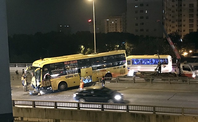 Xe khách "vắt vẻo" dải phân cách, đường trên cao ùn tắc suốt đêm xe khach vat veo dai phan cach duong tren cao un tac suot dem