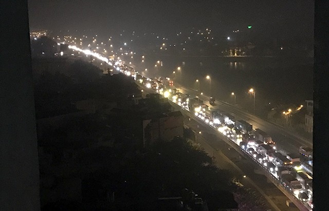 Xe khách "vắt vẻo" dải phân cách, đường trên cao ùn tắc suốt đêm xe khach vat veo dai phan cach duong tren cao un tac suot dem