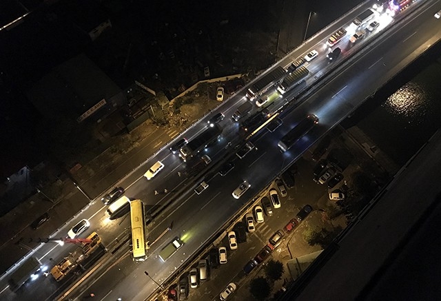 Xe khách "vắt vẻo" dải phân cách, đường trên cao ùn tắc suốt đêm xe khach vat veo dai phan cach duong tren cao un tac suot dem