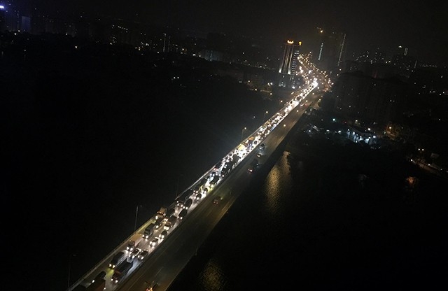 Xe khách "vắt vẻo" dải phân cách, đường trên cao ùn tắc suốt đêm xe khach vat veo dai phan cach duong tren cao un tac suot dem