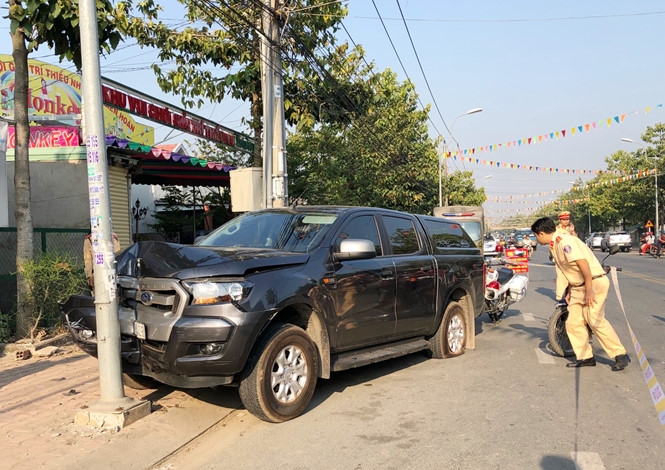Bình Dương: Hàng chục cảnh sát truy đuổi gắt gao "xe bán tải tông văng CSGT" binh duong hang chuc canh sat truy duoi gat gao xe ban tai tong vang csgt