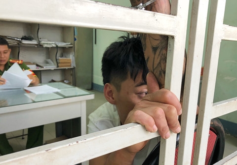 Bình Dương: Hàng chục cảnh sát truy đuổi gắt gao "xe bán tải tông văng CSGT" binh duong hang chuc canh sat truy duoi gat gao xe ban tai tong vang csgt