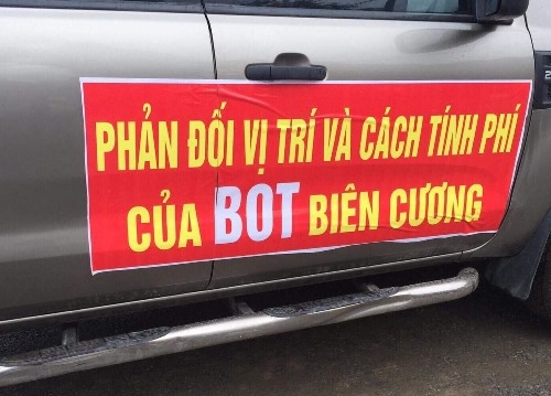 Tài xế dán băng rôn lên ôtô phản đối trạm BOT ở Quảng Ninh tai xe dan bang ron len oto phan doi tram bot o quang ninh