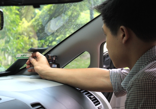 Bộ Giao Thông quyết dán thẻ thu phí không dừng cho 2,8 triệu ôtô bo giao thong quyet dan the thu phi khong dung cho 28 trieu oto